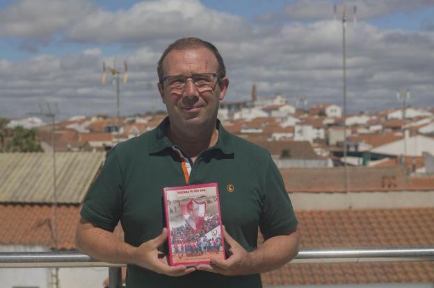 José Luis Sánchez poses with the book 'Historia de una vida.  History of a club'. 