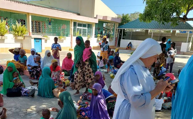 Mujeres, niños y voluntarias en Mozambique durante su estancia en julio en el país./HOY