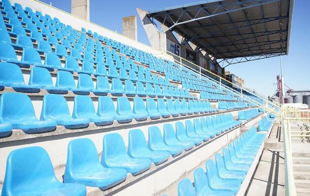 El estadio municipal luce nuevos asientos en la tribuna. / A. D.