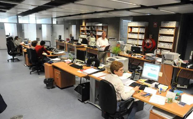Funcionarios de la Junta de Extremadura en un edificio público./ HOY