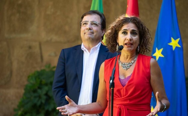 El presidente de la Junta de Extremadura, Guillermo Fernández Vara, y la ministra de Hacienda, María Jesús Montero. 