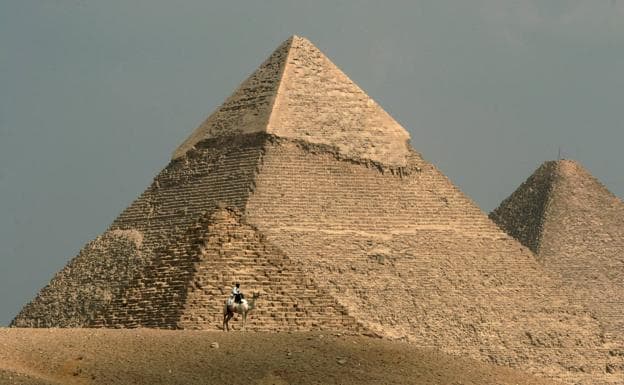 Vista general de las pirámides de Giza, en las afueras de El Cairo. 