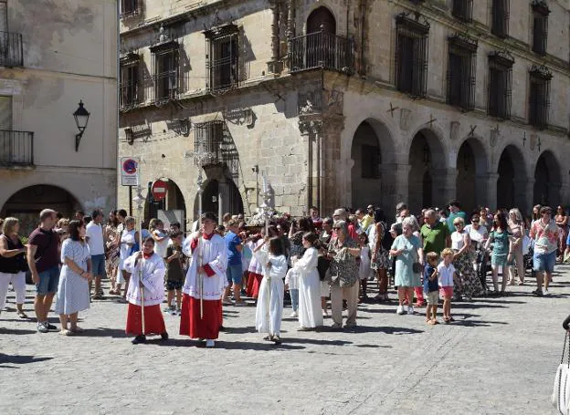 Procesión de la Virgen de la Victoria, ayer por la Plaza Mayor. 