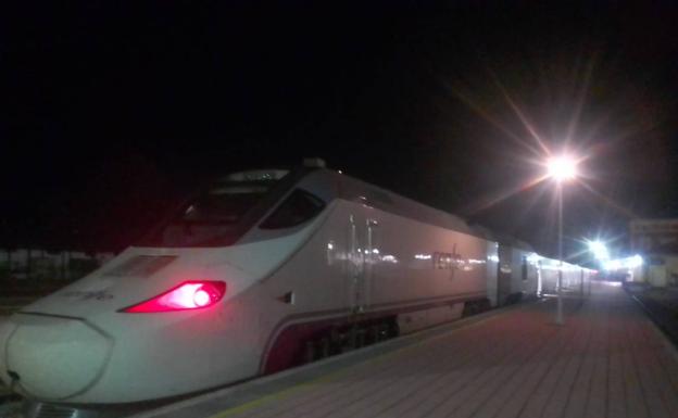 Tren de reserva desplazado desde Madrid hasta la estación de Navalmoral para el trasbordo de los viajeros. /M.A.M.