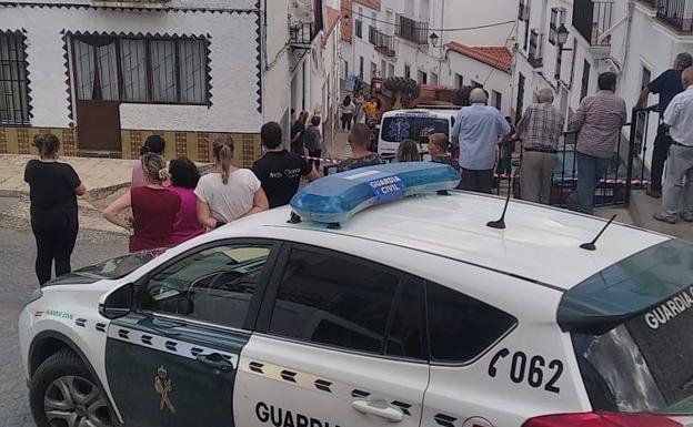 Vecinos de Calera tras el accidente en la calle Espronceda de Calera de León. /CEDIDA