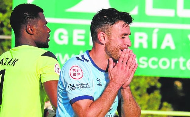 Rafael regrets a missed chance against Estepona. 