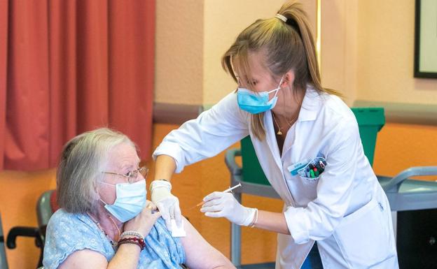 Aquí llega la cuarta dosis de covid-19: las claves de la vacunación