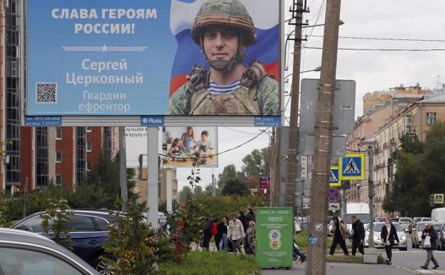 An advertising campaign invites to enter the Russian army in St. Petersburg. 