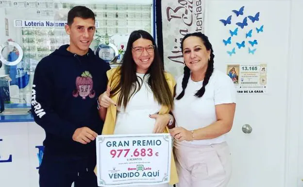 Silvia Cerro, en el centro, junto al compañero Jesús Quintero y la empleada administrativa, Sandra del Sol, muestran el cartel del premio repartido.