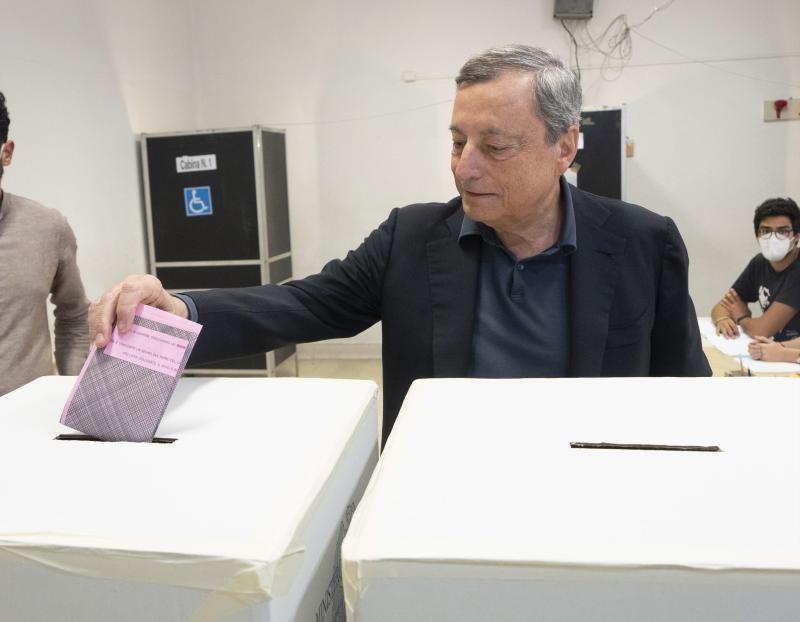 Draghi ieri è andato in una scuola di Roma per esprimere il suo voto. 