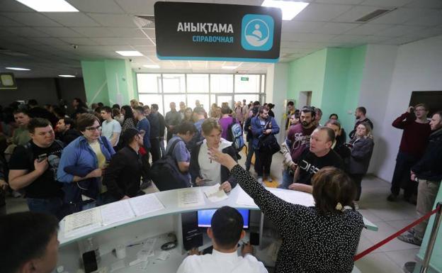 Russian citizens fleeing to Kazakhstan to escape the partial mobilization decreed by Putin queue at an Almaty center to receive a temporary residence document. 
