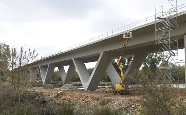 Construcción del quinto puente sobre Badajoz dentro de la nueva circunvalación de la ciudad. 