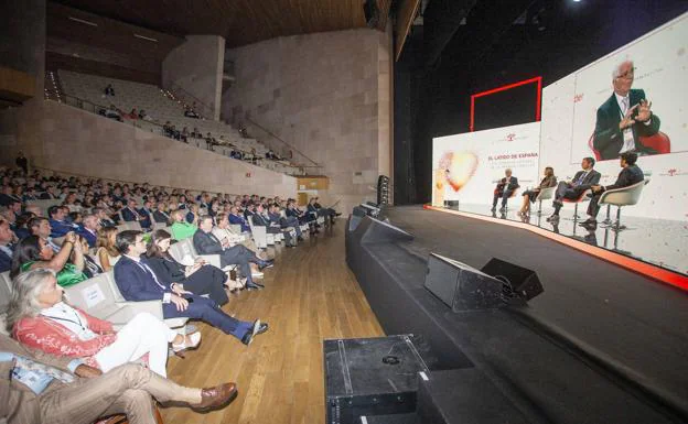 Un momento de la celebración del Congreso de la Empresa Familiar hoy en Cáceres. 