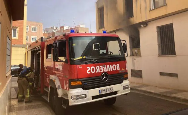 Los bomberos atienden el tercer incendio en el edificio. 