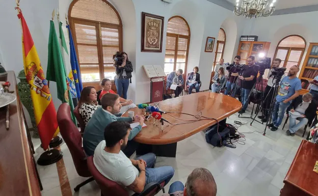 Rueda de prensa del alcalde de Salvatierra, junto a su equipo de gobierno, esta mañana, en el salón de plenos del Ayuntamiento de Salvatierra. 