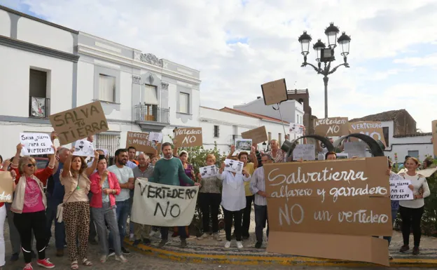 Concentración en la Plaza de España de Salvatierra, Sierra Suroeste, el pasado martes. 