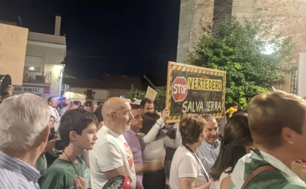 Vecinos de Salvatierra en la protesta de esta noche. 