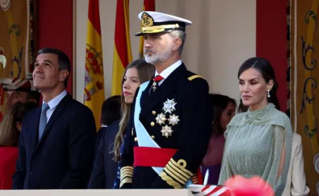 Sánchez, junto a la Infanta Sofía, Felipe VI y Doña Letizia, durante el desfile.  / 