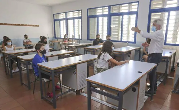 Imagen de archivo de una maestra en un instituto de Mérida. 