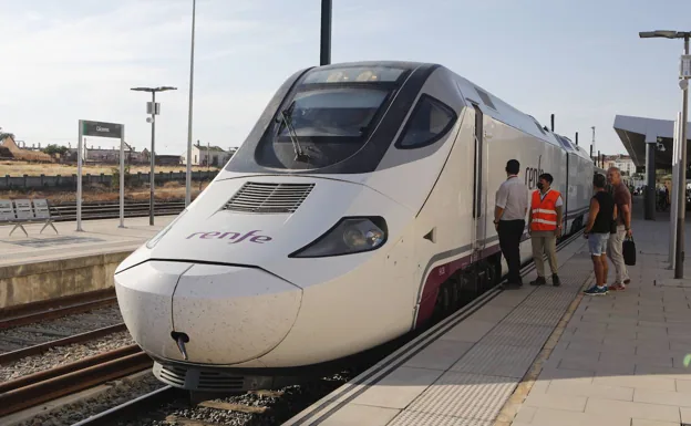 Tren Alvia de la línea Extremadura el pasado 21 de julio en Cáceres. 