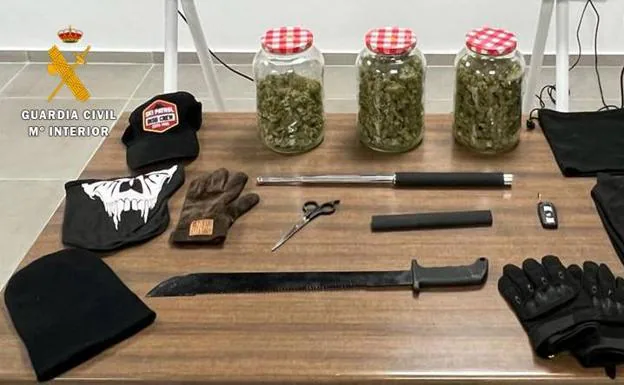 Imagen de droga, armas y efectos incautados por la Guardia Civil.