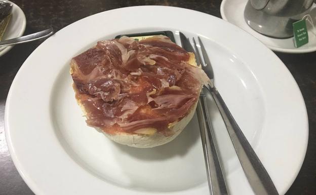 Tostada de jamón ibérico.