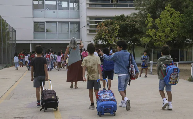 Alumnos del colegio Ciudad de Mérida, en la capital de Extremadura, entran al centro. /HOY