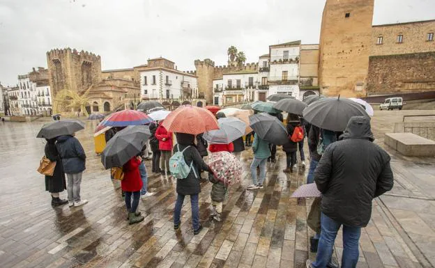 Imagen de turistas en la Plaza Mayor de Cáceres.  En el video, la garganta del fraile. 