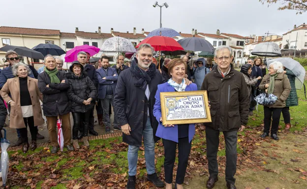 Fernando Pizarro, Flor Prieto con la réplica del azulejo y Victorino Mayoral en el homenaje. 