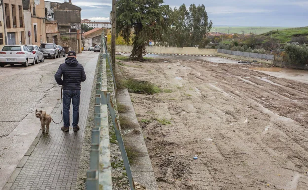 La parcela del Madruelo, a la derecha, ya está completamente diáfana. El edificio es pasado. /JORGE REY