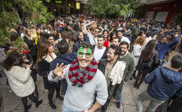 Imagen tomada en la Plaza de los Maestros, repleta de gente.  la policia tenia que venir