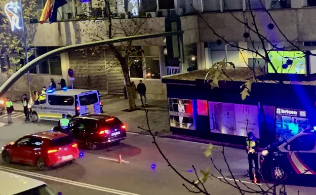 Control policial en la Avenida de Clara Campoamor, este sábado en Nochebuena. 