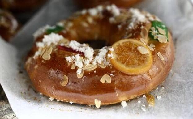 Roscón de reyes con fruta escarchada y azúcar /HOY