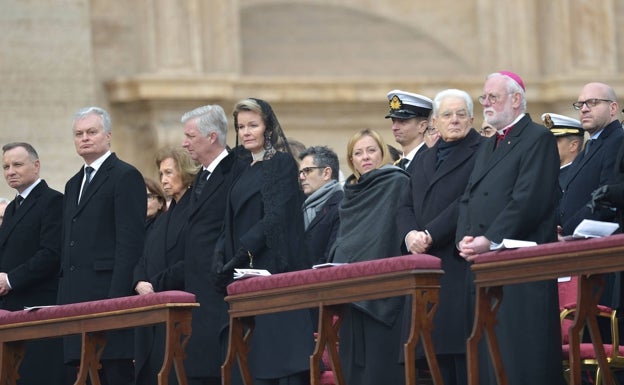 La despedida mundial del papa emérito reúne a líderes de 30 países y otras religiones