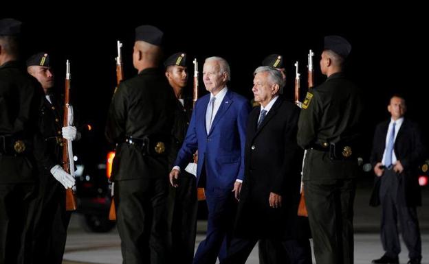 El presidente mexicano, Andrés Manuel López Obrador, recibió a su homólogo estadounidense, Joe Biden, en el aeropuerto.