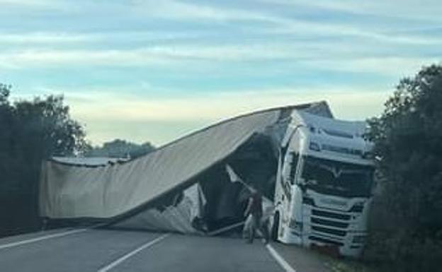 La EX-112 ha reabierto tras el espectacular vuelco de un camión en Burguillos este jueves 