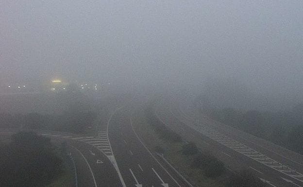 Visibilidad afectada por niebla en el kilómetro 294,5 de la A-5.