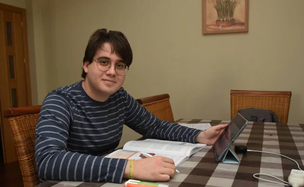 Nicolás Fernández estudiando para el examen MIR.  /Casimir Moreno