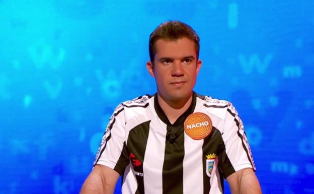 Nacho Mangut, con la camiseta del CD Badajoz, en su duelo con Pablo Díaz. /