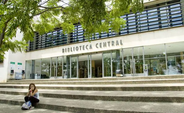 Imagen del rectorado de la UEx, edificio que también contará con paneles solares. /JOSÉ VICENTE ARNELAS