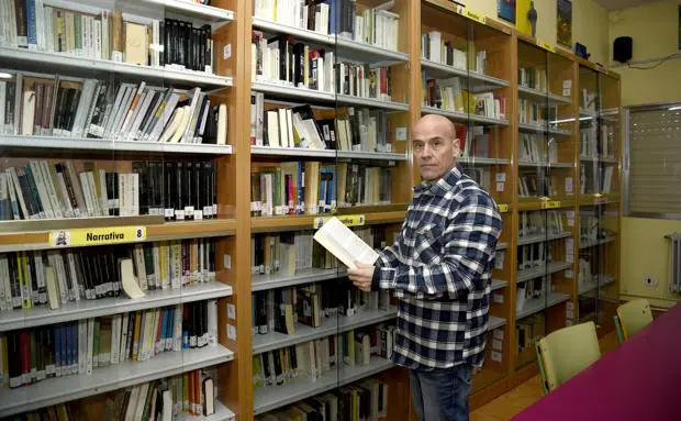 El profesor Javier Negrete, esta mañana en la biblioteca del Instituto Gabriel y Galán. 