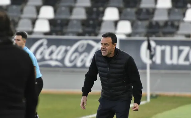 Salmerón trata de corregir a sus jugadores durante el partido del Badajoz ante el Rayo Majadahonda. /JOSÉ VICENTE ARNELAS