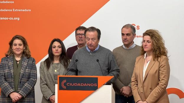 Calderón, la segunda por la izquierda, con Baselga, en rueda de prensa con otros miembros de Cs. /HOY