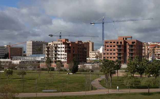 Construcción de viviendas en Badajoz. /HOY