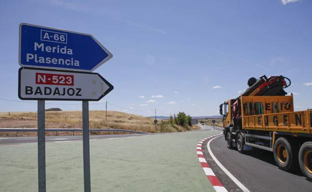 Salida a la carretera de Badajoz desde Cáceres.  /Hoy