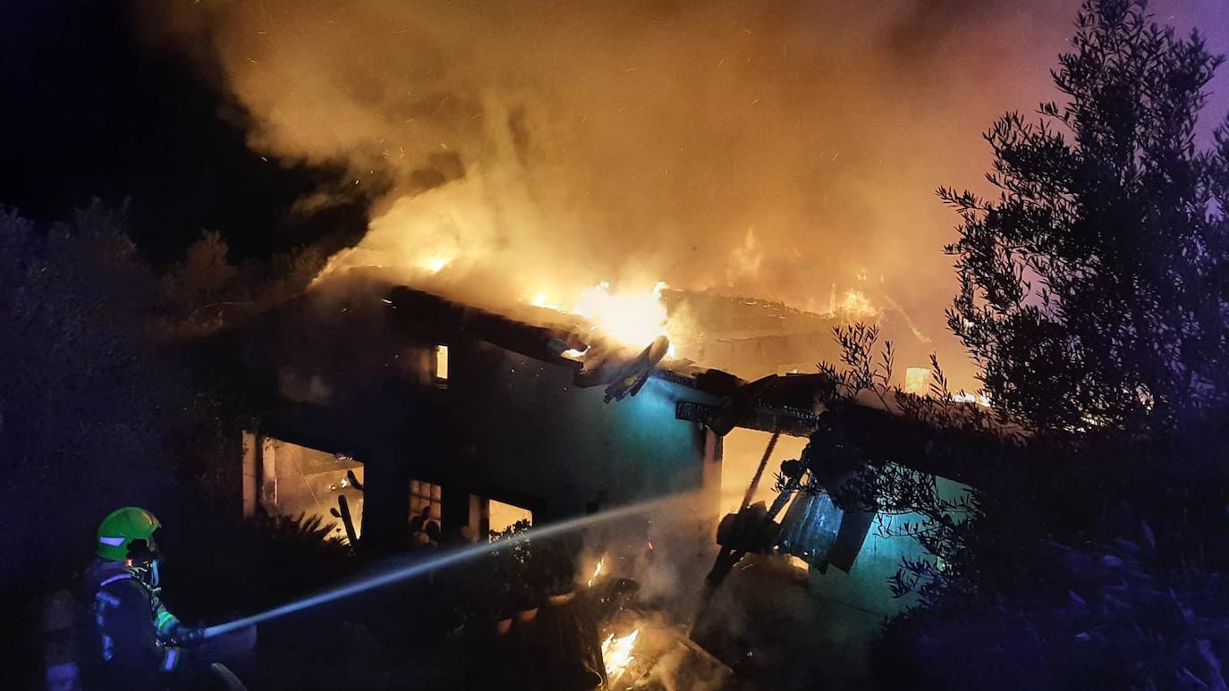 La casa quedó completamente devastada por las llamas. 