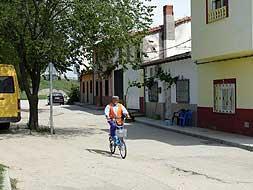 Los vecinos de la calle Azalea piden soluciones tras 40 años pisando tierra  | Hoy