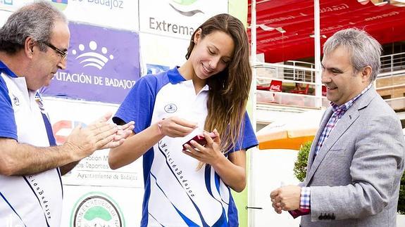 Fátima Gallardo recibe la medalla de oro de su club Hoy