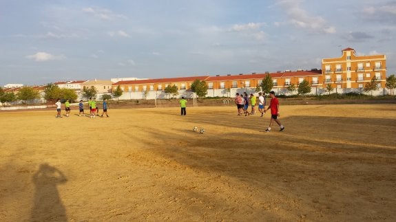 Adjudican el nuevo campo de césped artificial, que cofinanciará la
