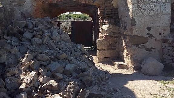 Reciente derrumbe en el convento, declarado Bien de Interés Cultural./